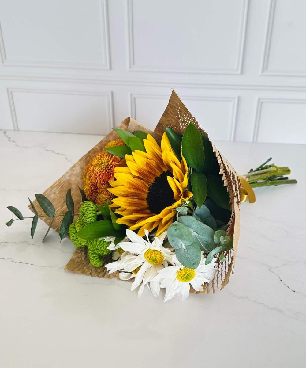 Mini Buquê de Girassol Rustic com Girassol Ziggy, flores do campo, ruscus e eucalipto em Araruama