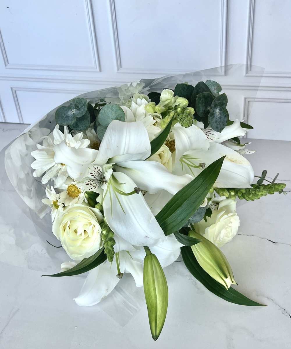 Buquê de Lírio Branco com rosas, margaridas, boca de leão e flores nobres para presente em Araruama