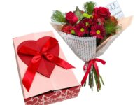 Mini buquê de rosas vermelhas com chocolates e pelúcia em Araruama