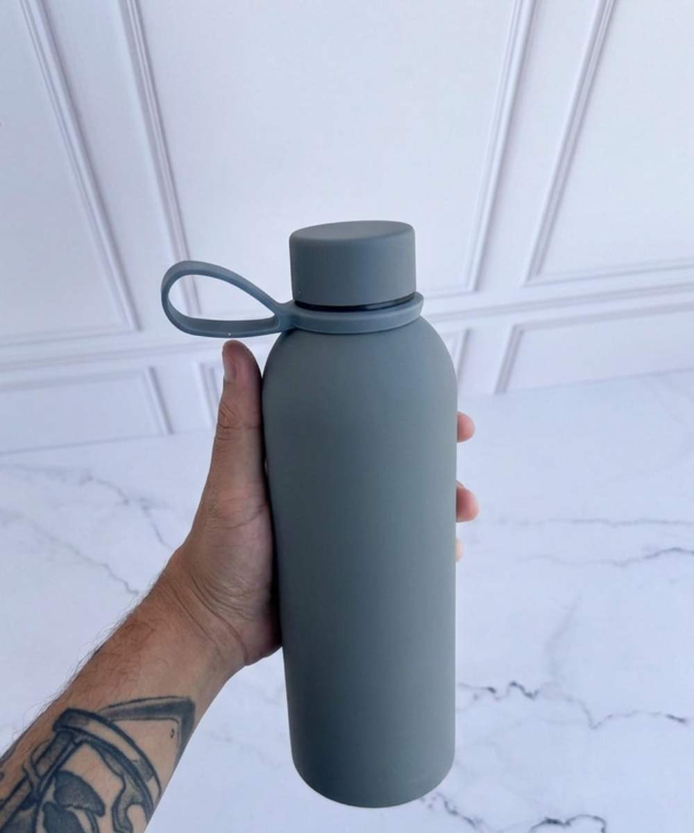 Garrafa Térmica 500ml em Inox 2 Garrafa térmica 500ml em inox com acabamento em silicone para bebidas quentes e frias em Araruama