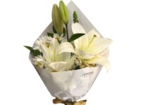Mini Buquê de Lírio Branco com flores do campo para presente em Araruama
