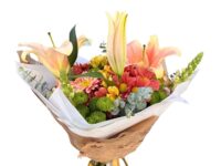 Buquê de Lírio Salmão com eucalipto e flores do campo para presente em Araruama