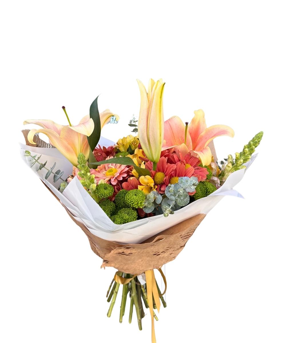 Buquê de Lírio Salmão com eucalipto e flores do campo para presente em Araruama