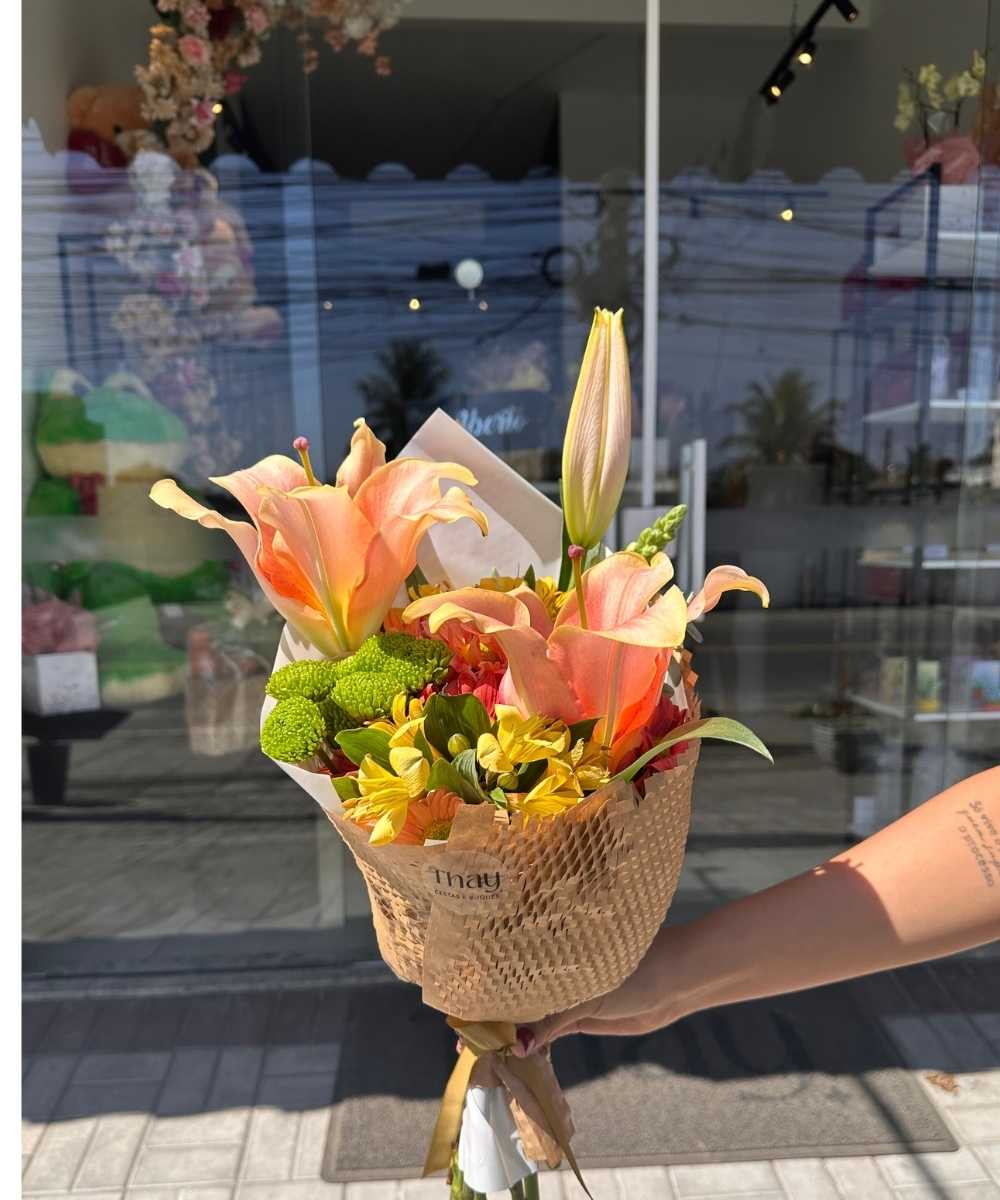 Buquê de Lírio Salmão com eucalipto e flores do campo para presente em Araruama