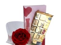 Botão de Rosa Vermelha com Chocolate Alpino para presente em Araruama