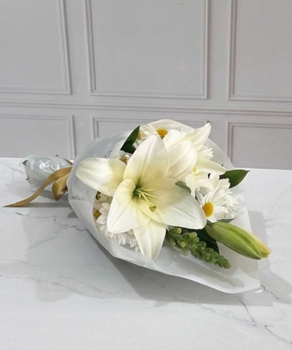 Mini Buquê de Lírio Branco com flores do campo para presente em Araruama