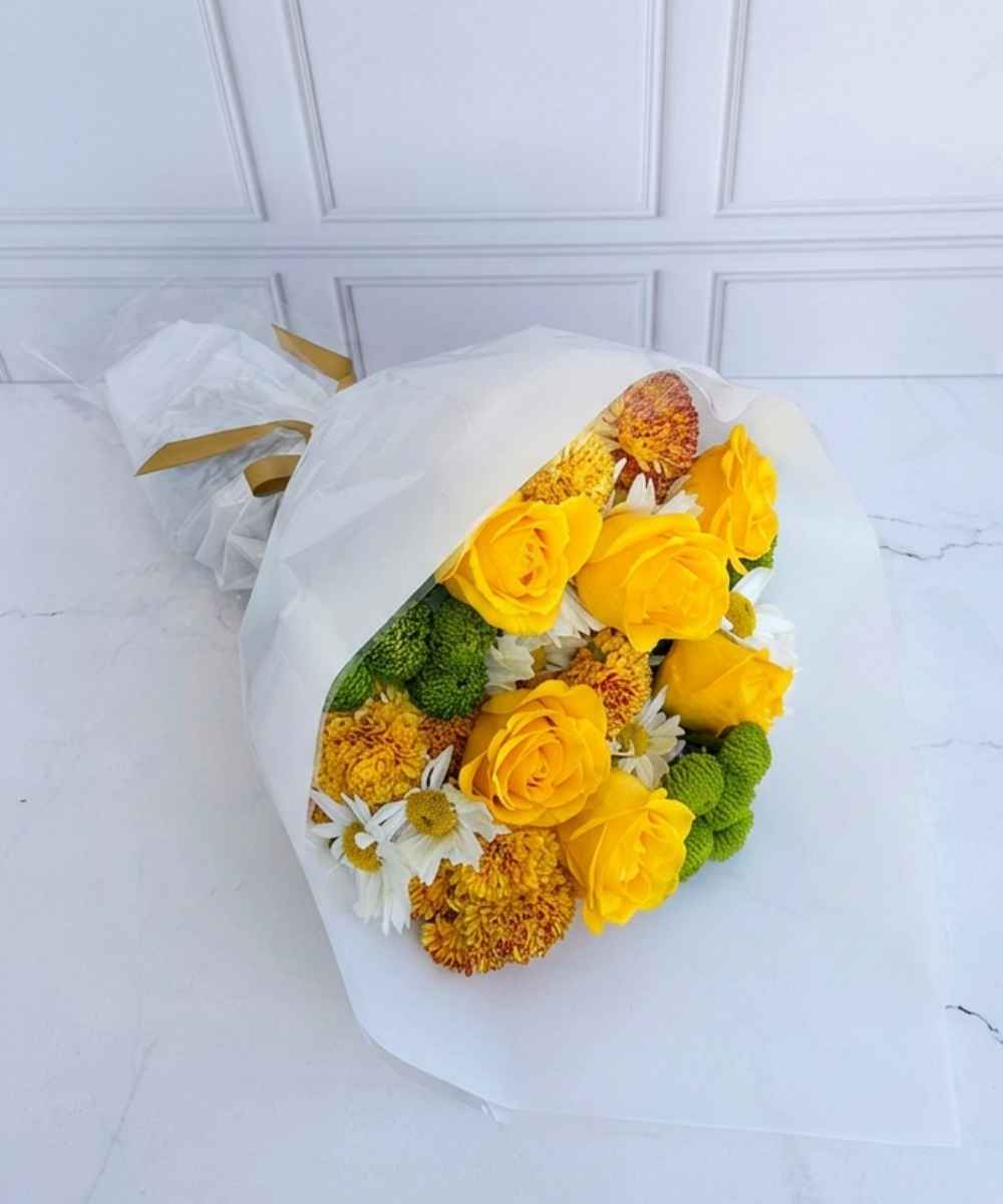 Buquê de Rosas Amarelas com flores do campo para presente em Araruama