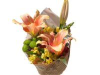 Buquê de Lírio Salmão com eucalipto e flores do campo para presente em Araruama