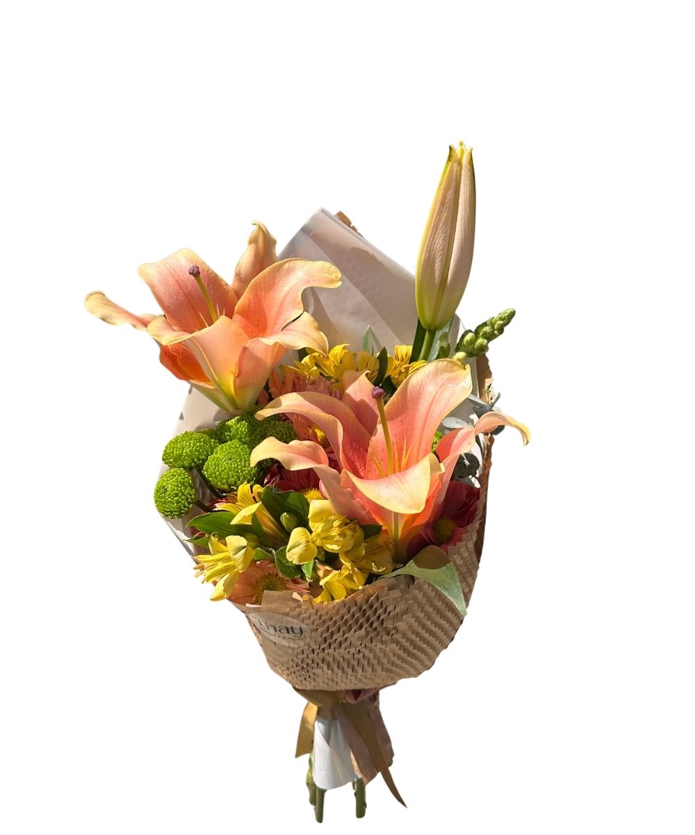 Buquê de Lírio Salmão com eucalipto e flores do campo para presente em Araruama
