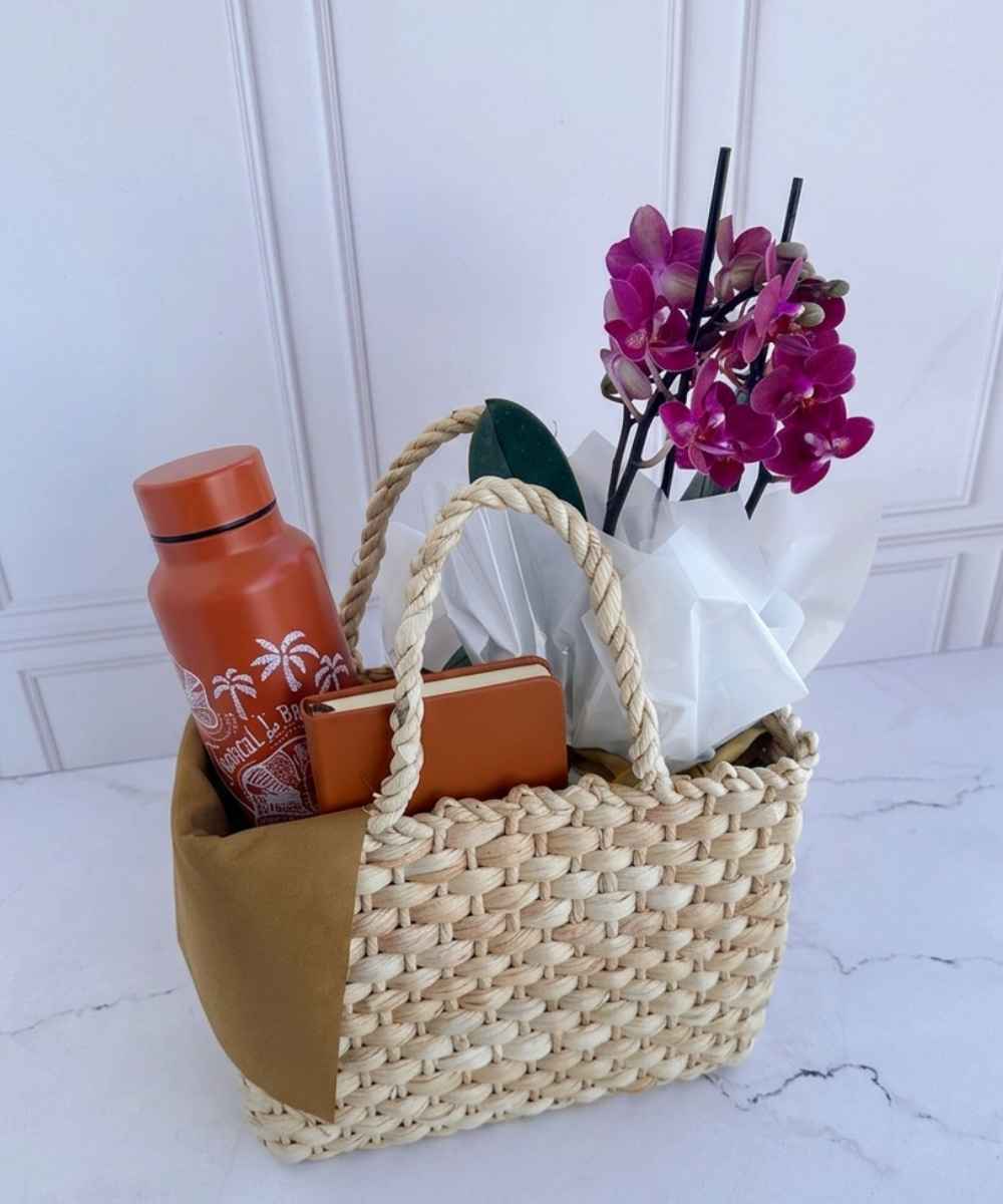 Cesta Florescer com orquídea, garrafa inox e agenda para presente em Araruama