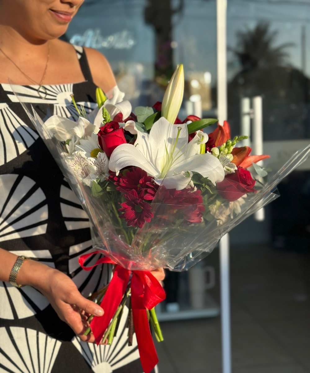 Buquê de Lírios Marsala e Brancos com Rosas Vermelhas 3 Buquê de Lírios Marsala e Brancos com Rosas Vermelhas em Araruama
