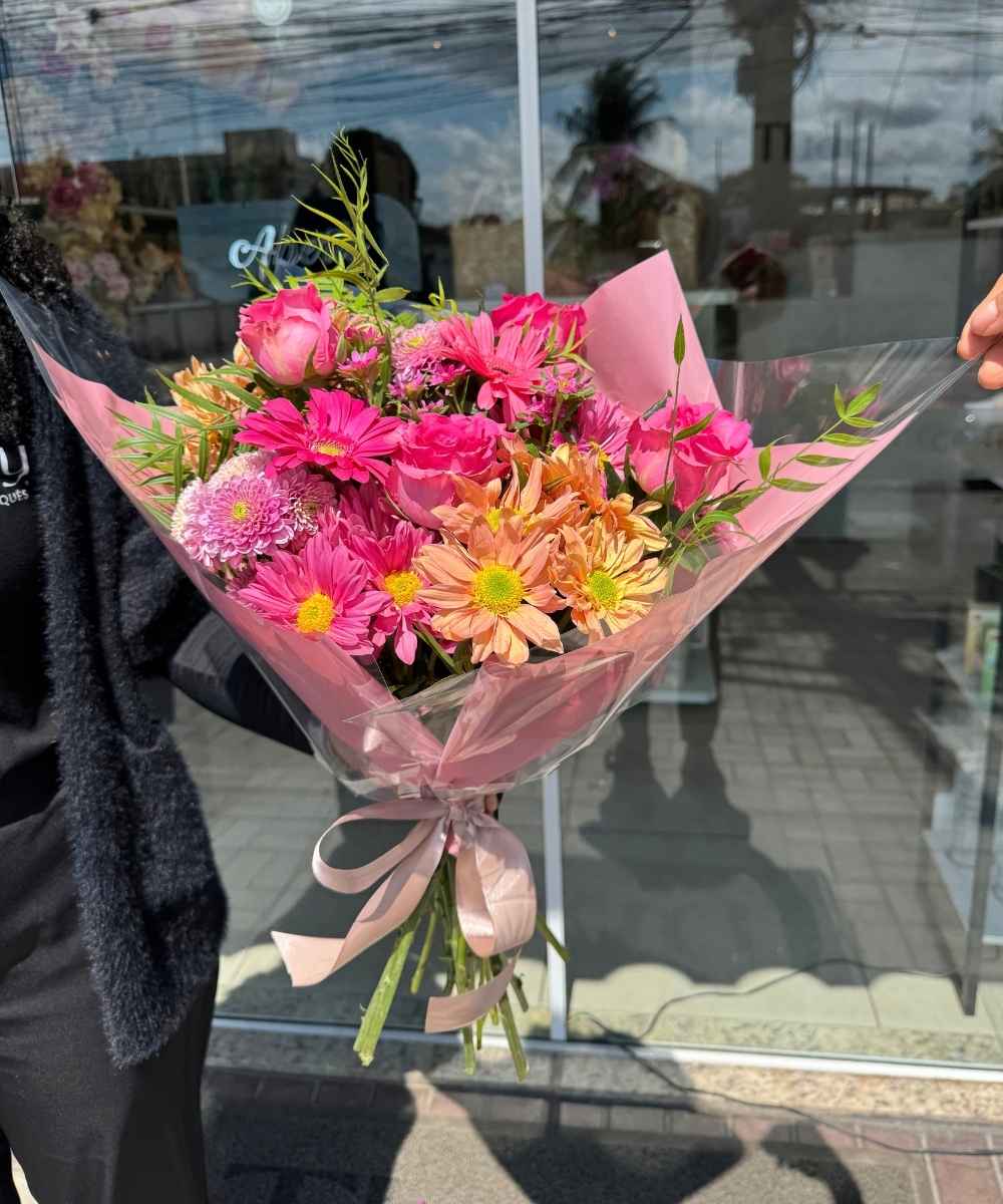 Buquê de Rosas Cor de Rosa com Gérberas 3 Buquê de Rosas Cor de Rosa com Gérberas em Araruama