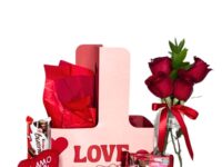Cesta Doce Paixão com rosas vermelhas, chocolates e mini pelúcia em Araruama