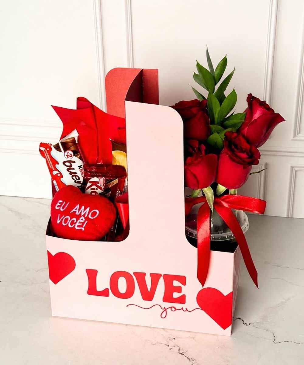 Cesta Doce Paixão com rosas vermelhas, chocolates e mini pelúcia em Araruama