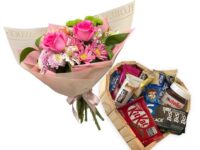 Mini Buquê de Rosas Cor de Rosa com Coração de Chocolates em Araruama
