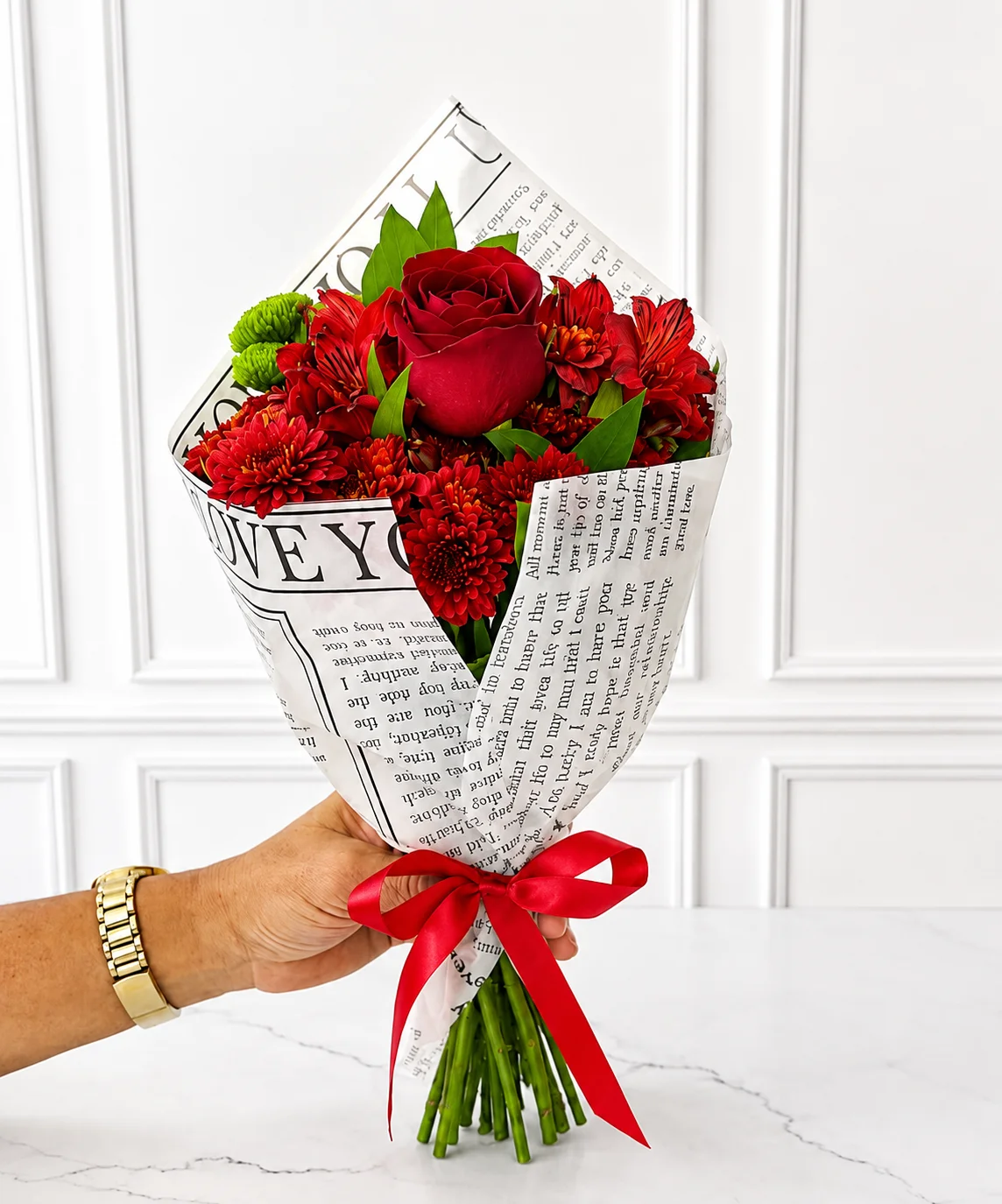 Mini Buquê de Rosa Vermelha + Cesta Love Sweet 3 Mini buquê de rosa vermelha importada com flores do campo para presente em Araruama