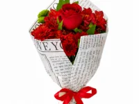 Mini buquê de rosa vermelha importada com flores do campo para presente em Araruama