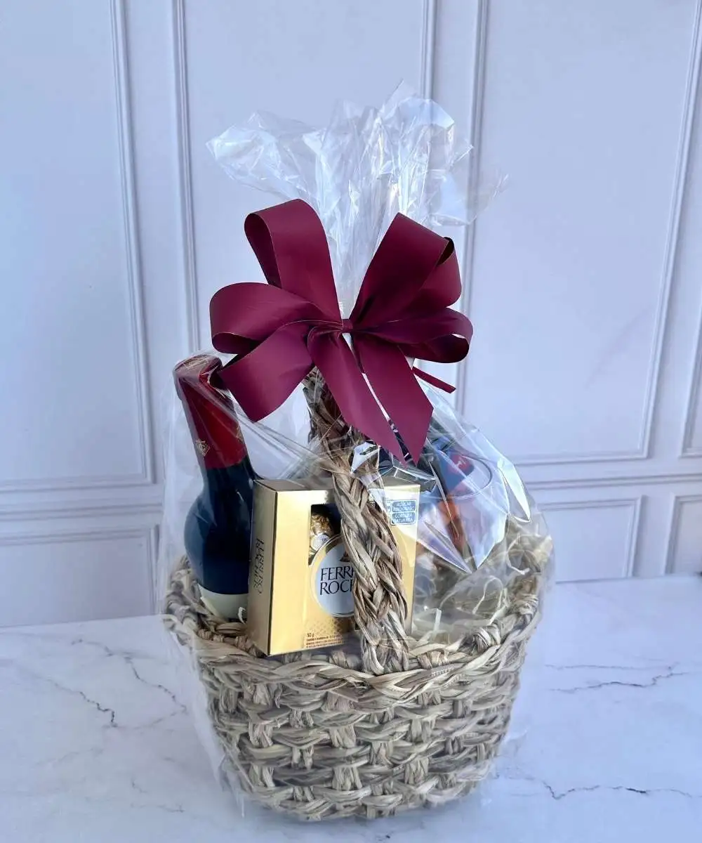 Cesta Vinho 3 Cesta Vinho com Toro Centenario, taça, Ferrero Rocher e petiscos para presente em Araruama