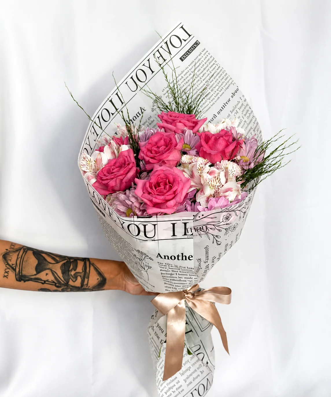 Buquês e Cestas em Araruama | Entrega Rápida - Thay Cestas e Buquês 4 Buquê de rosas cor de rosa importadas com flores complementares em Araruama