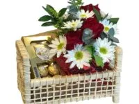 Presente romântico com rosas vermelhas e Ferrero Rocher em Araruama