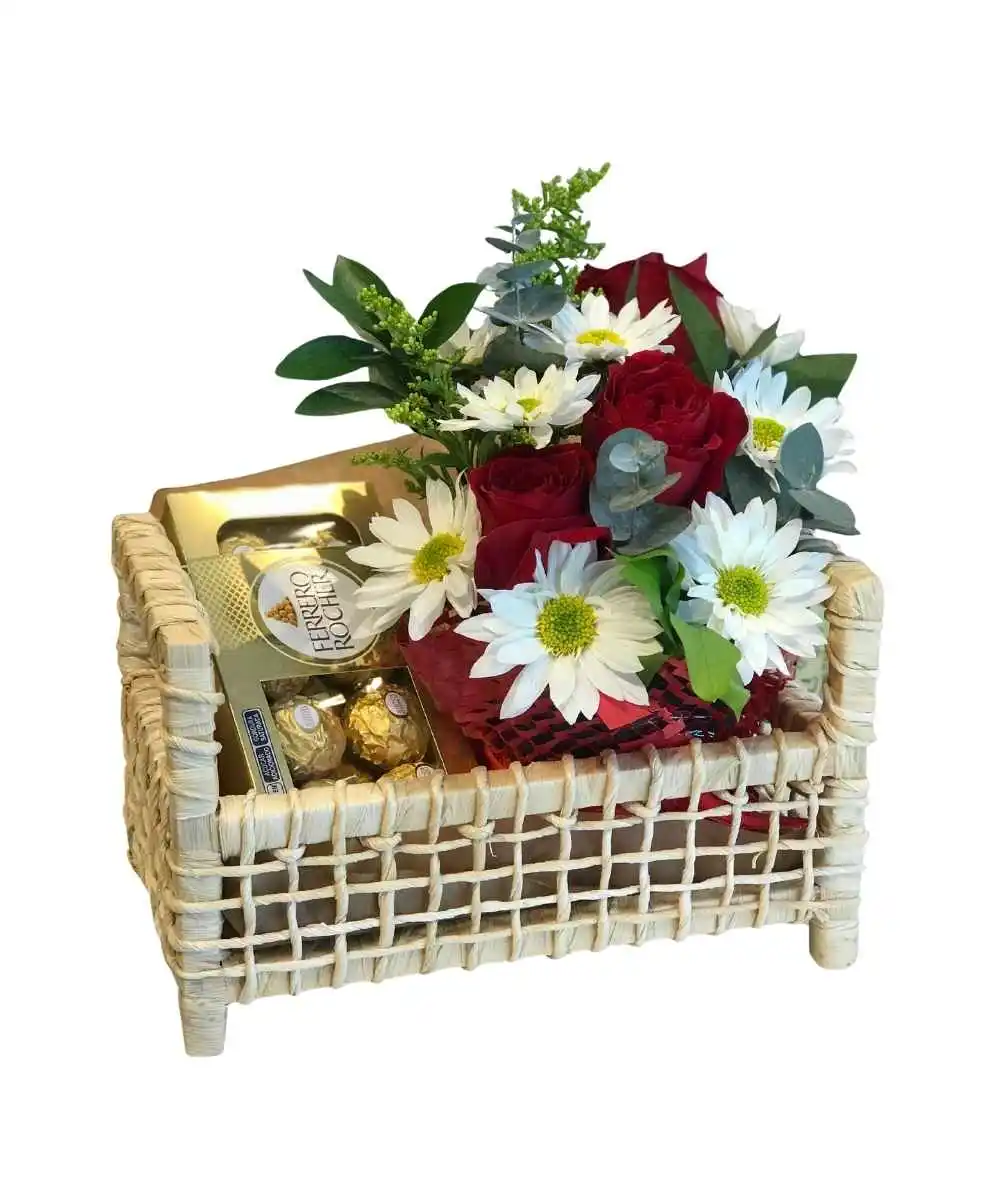 Presente romântico com rosas vermelhas e Ferrero Rocher em Araruama