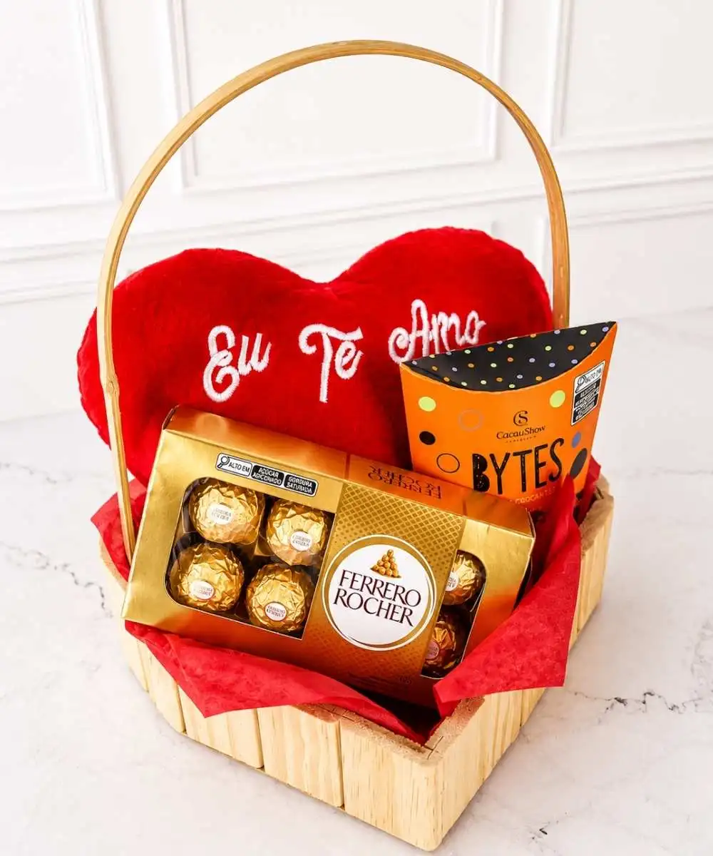 Buquês e Cestas em Araruama | Entrega Rápida - Thay Cestas e Buquês 27 Cesta Amor Eterno em formato de coração com pelúcia e Ferrero Rocher em Araruama