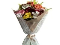 Mini buquê floral com margaridas coloridas para presente em Araruama