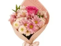 Mini buquê com rosa cor de rosa importada e flores delicadas para presente em Araruama