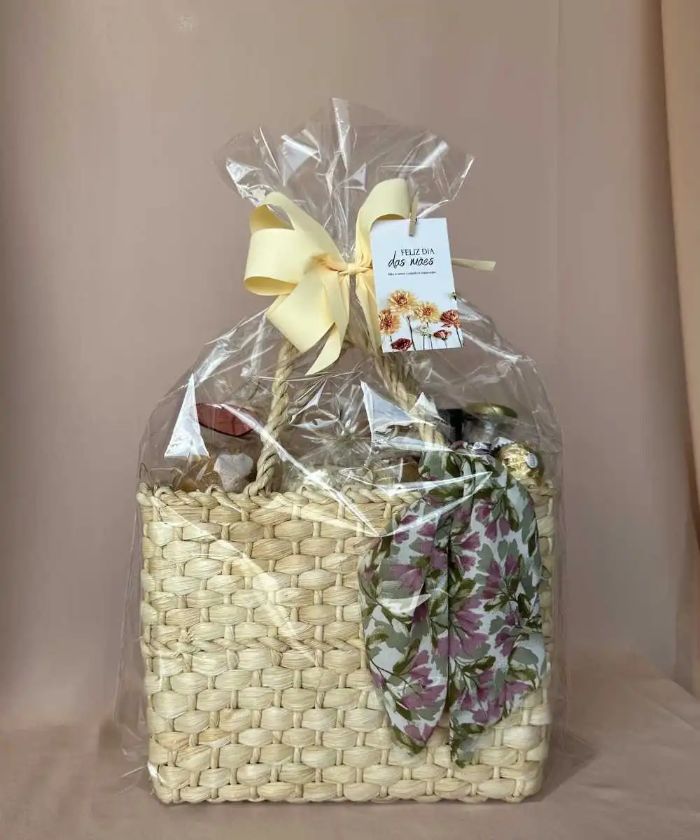 Cesta de café da manhã completa com chocolate para presente em Araruama