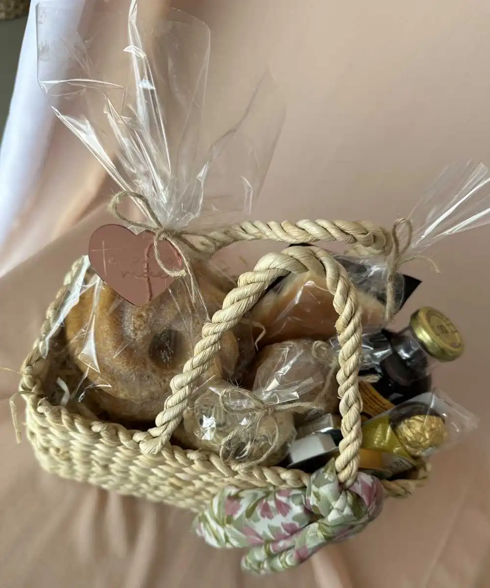Cesta de café da manhã completa com chocolate para presente em Araruama