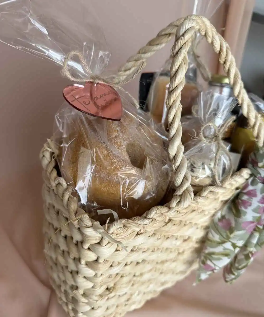 Cesta de café da manhã completa com chocolate para presente em Araruama