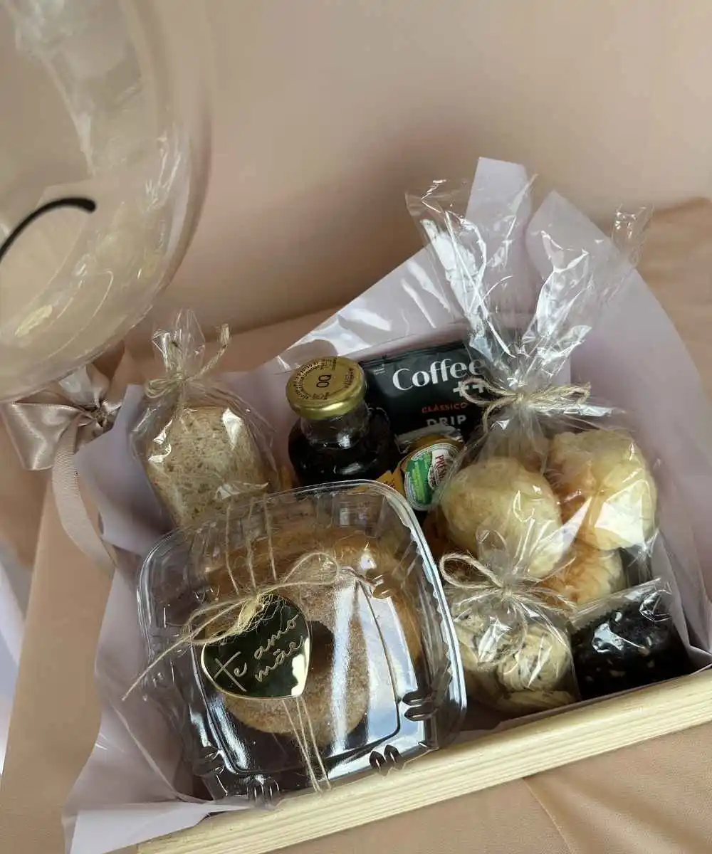 Cesta de Dia das Mães com balão e café da manhã em Araruama