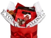 Cesta Love Experience com Ferrero Rocher, vela de massagem e pelúcia em Araruama
