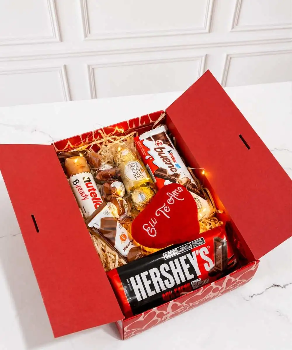 Mini Buquê de Rosa Vermelha + Cesta Love Sweet 2 Presente romântico Love Sweet com chocolates e pelúcia em Araruama