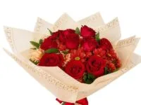Buquê de 12 rosas vermelhas importadas com flores do campo para presente em Araruama