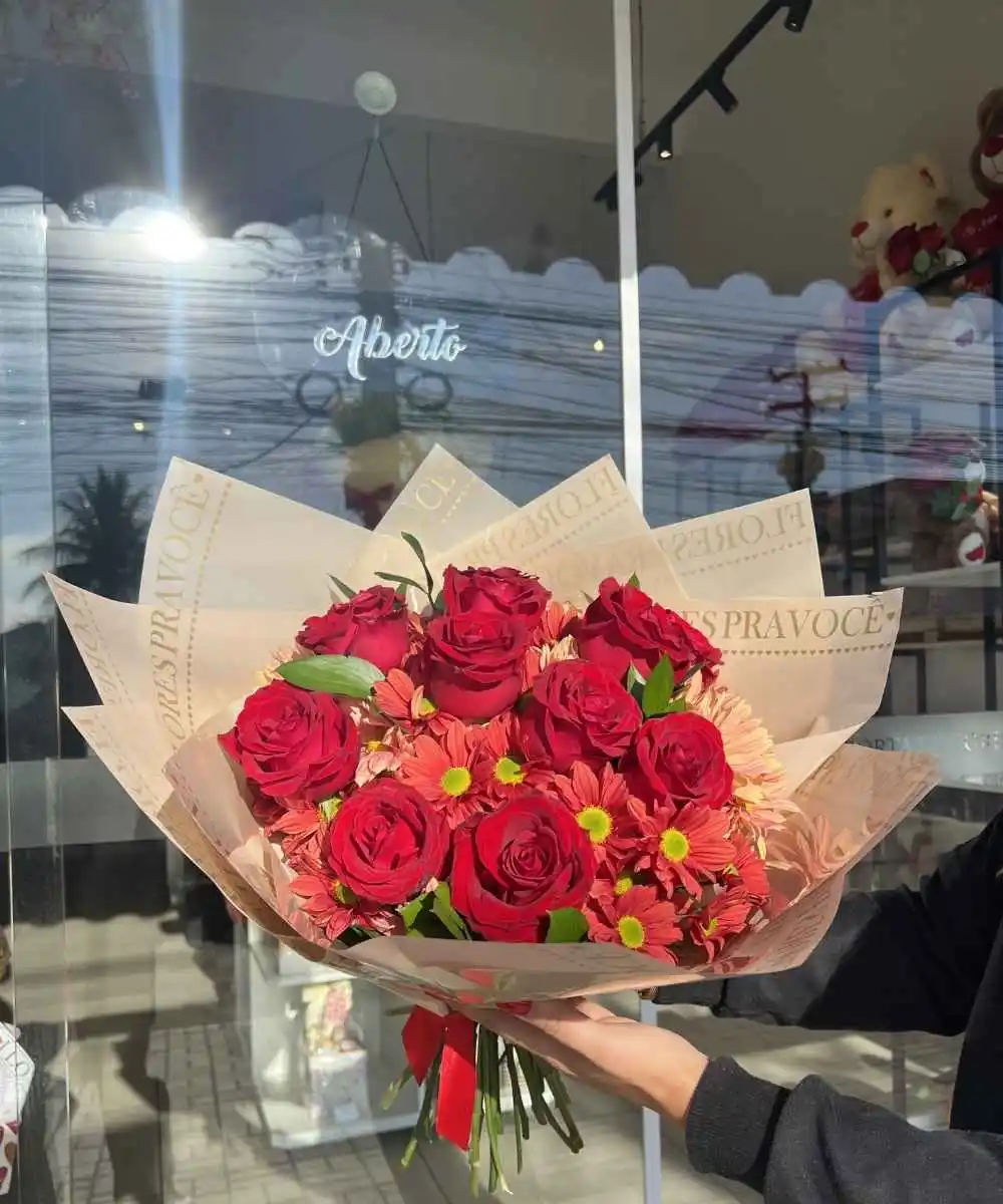 Buquê de 12 rosas vermelhas importadas com flores do campo para presente em Araruama