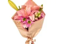 Mini Buquê de Lírio Rosa com flores do campo para presente em Araruama