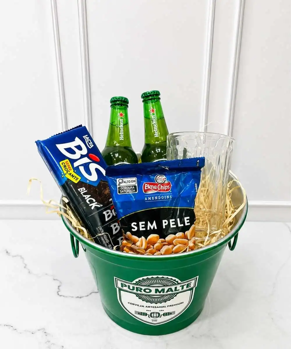 Cesta de cerveja com Heineken, caneca de chopp e petiscos em Araruama
