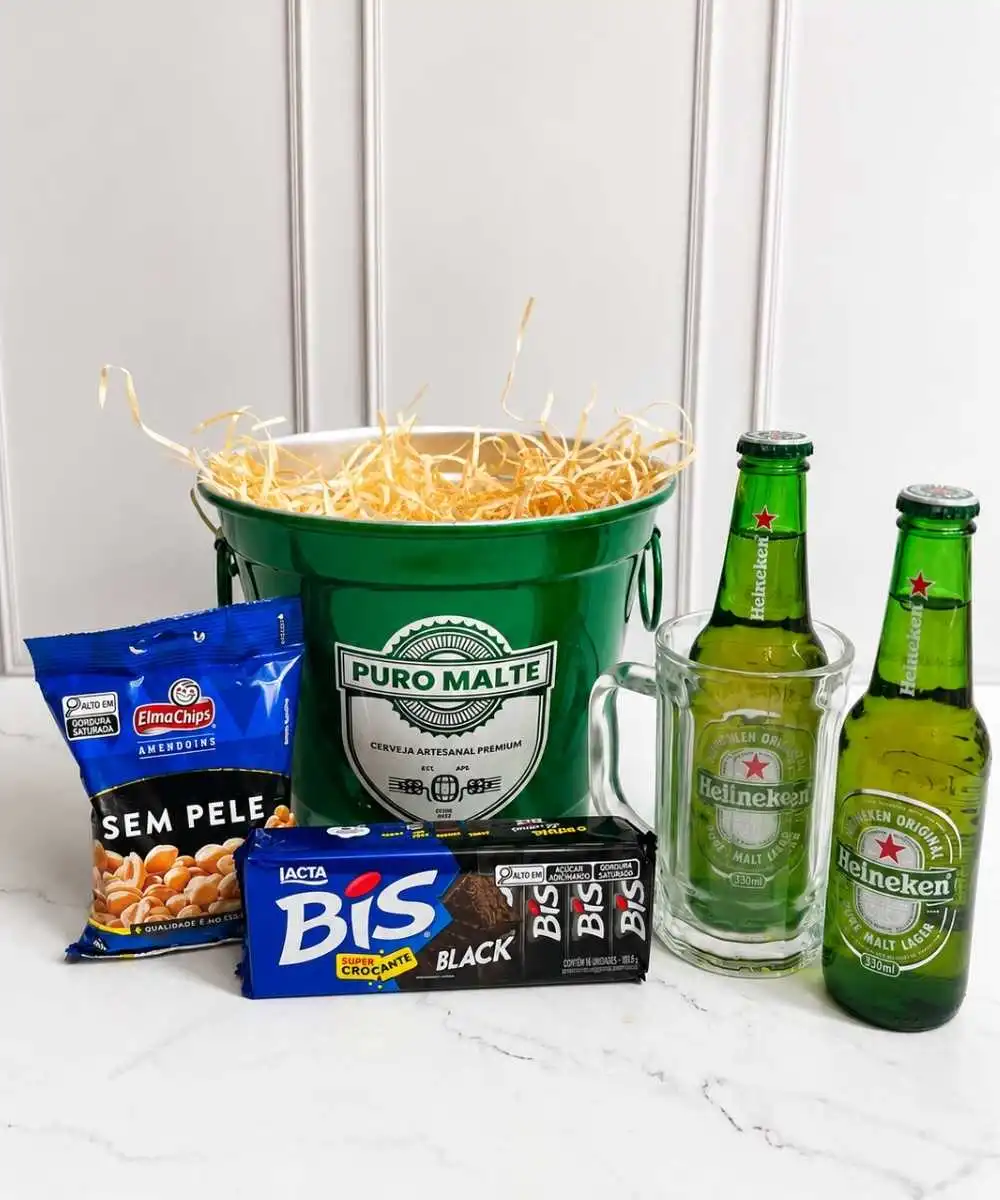 Cesta de cerveja com Heineken, caneca de chopp e petiscos em Araruama