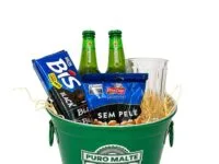Cesta de cerveja com Heineken, caneca de chopp e petiscos em Araruama