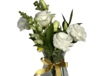Arranjo floral Petit Flower em vaso de vidro com lisianthus e boca de leão em Araruama