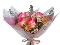 Buquê Belle Fleur com flores nobres em tons de rosa, flores do campo e eucalipto para presente em Araruama