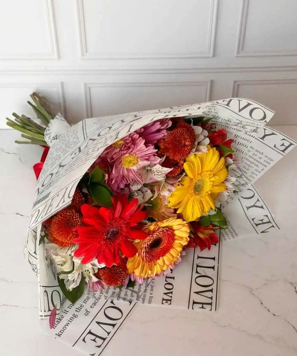 Buquê com 3 gérberas coloridas e flores do campo para presente em Araruama